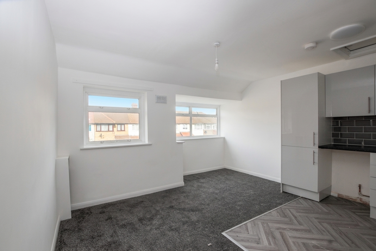 Third Avenue, Dagenham, RM10